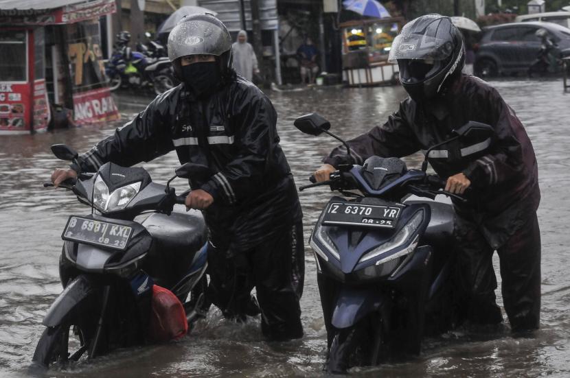 Pencuri sepeda motor beraksi saat banjir di Kota Depok, ditangkap warga (ilustrasi). 