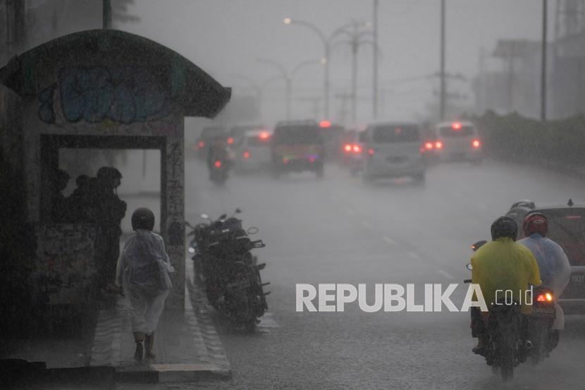 Sejumlah pengendara menembus hujan saat melintas di jalan Jenderal Sudirman Palembang, Sumatera Selatan, ilustrasi