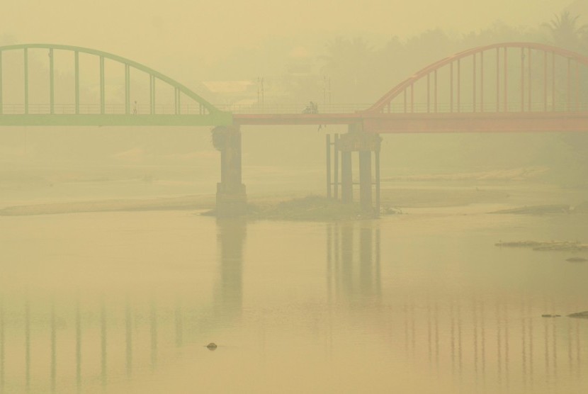 Sejumlah pengendara menembus kabut asap yang menyelimuti Jembatan Betrix, Sarolangun, Jambi, Rabu (7/10). 