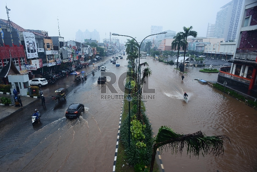   Sejumlah pengendara menerjang banjir di Kawasan Boulevard Kelapa Gading, Jakarta Utara, Jumat (23/1). Hujan yang mengguyur Jakarta sejak Kamis dini hari mengakibatkan sejumlah kawasan di Ibu Kota terendam banjir. 