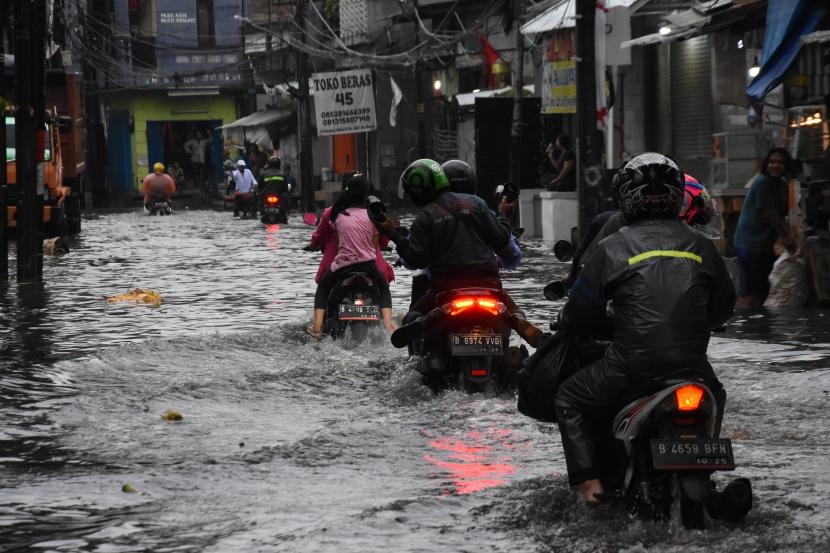 Sejumlah pengendara menerobos banjir di kawasan Mampang Prapatan, Jaksel. Banjir terjadi di dua RT di Kuningan Barat, Mampang Prapatan hampir capai 1 meter.