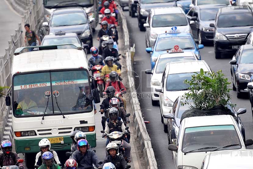 Sejumlah pengendara (kiri) menerobos jalur busway di Kawasaan Mampang, Jakarta Selatan,Selasa (29/10).(Republika/Prayogi)