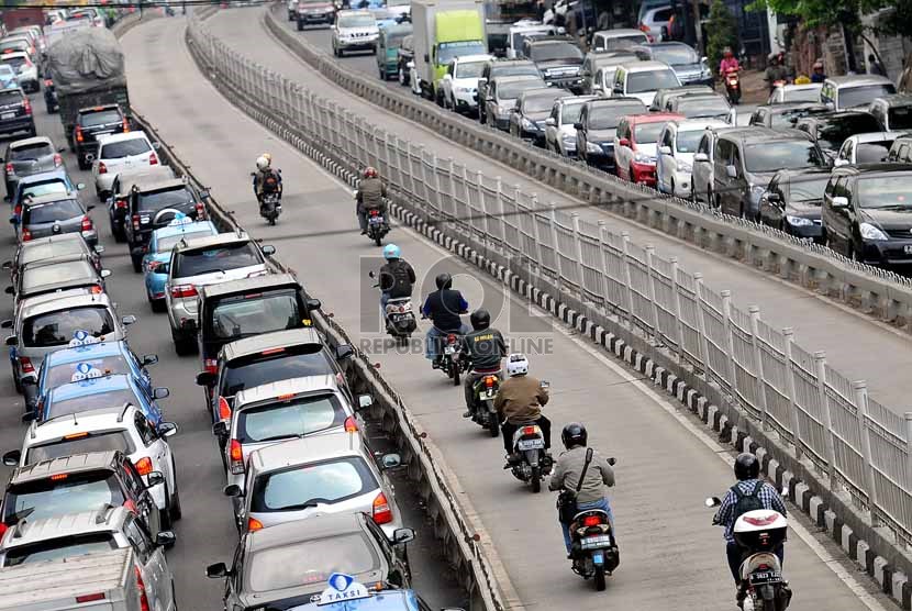 Sejumlah pengendara motor menerobos jalur busway di kawasan Mampang, Jakarta Selatan,Selasa (29/10).  (Republika/Prayogi)