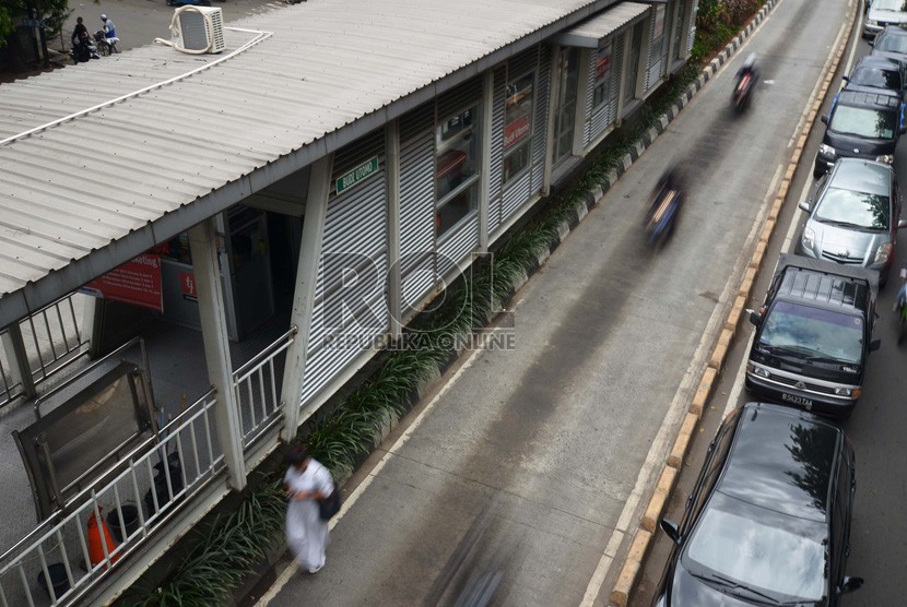 Sejumlah pengendara menerobos jalur TransJakarta di Jalan Gunung Sahari Raya, Jakarta Pusat, Selasa (9/12).