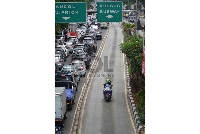 Sejumlah pengendara menerobos jalur TransJakarta di Jalan Gunung Sahari Raya, Jakarta Pusat, Selasa (9/12).