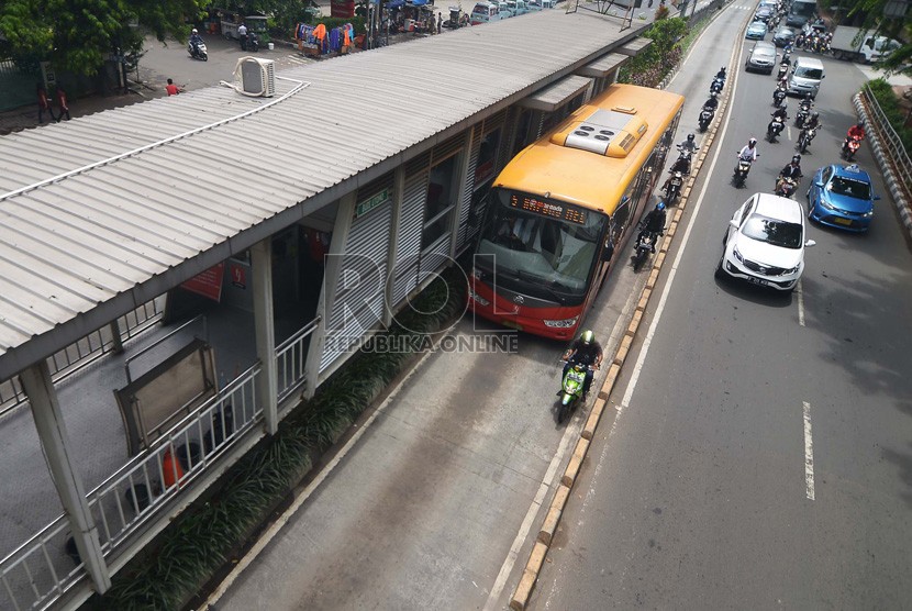 Sejumlah pengendara menerobos jalur TransJakarta di Jalan Gunung Sahari Raya, Jakarta Pusat, Selasa (9/12).