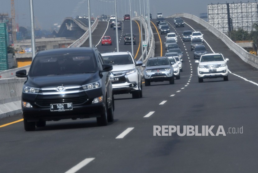 Sejumlah pengendara mobil melintas di Jalan Tol Layang Jakarta-Cikampek (Jakpek). 