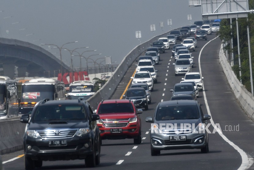 Sejumlah pengendara mobil melintas di Jalan Tol Layang Jakarta-Cikampek (