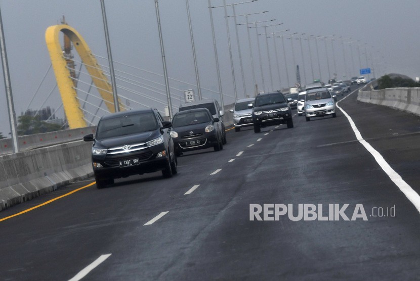 Sejumlah pengendara mobil melintas di Jalan Tol Layang Jakarta-Cikampek (