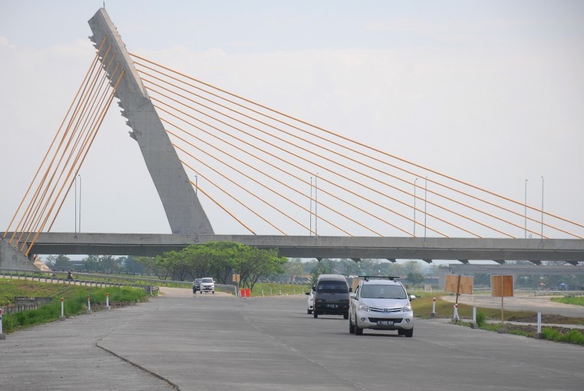 Sejumlah pengendara mobil melintasi ruas jalan tol Solo-Ngawi di Ngemplak, Boyolali, Jawa Tengah, Senin (19/6).