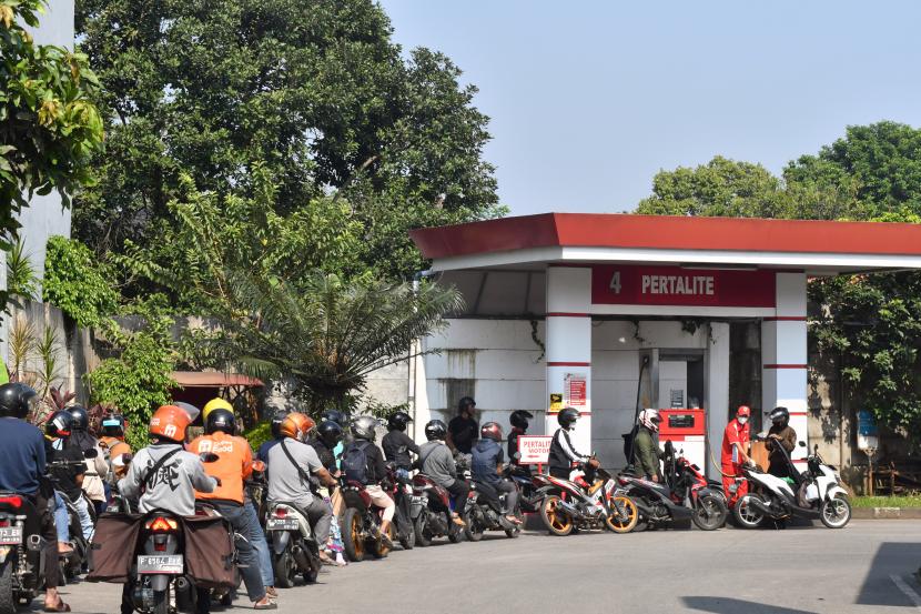 Sejumlah pengendara motor antre mengisi BBM jenis Pertalite di salah satu SPBU, Kota Bogor, Jawa Barat, Selasa (9/8/2022). Pertamina Jawa bagian barat memastikan stok BBM di Kota Bogor aman.