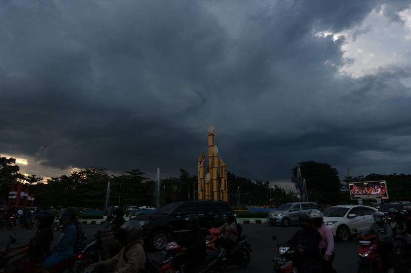 Sejumlah pengendara motor dan mobil melintasi Bundaran Digulis yang diselimuti awan gelap dan cuaca mendung di Pontianak, Kalimantan Barat, Kamis (15/9/2022). Cuaca Hari Ini: Hujan Diprakirakan Mengguyur Sejumlah Kota Besar di Indonesia