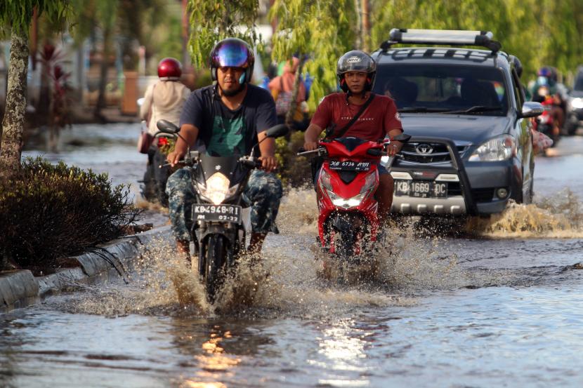 Banjir Banyuresmi, Garut, terjadi akibat sampah menyumbat saluran DAS.