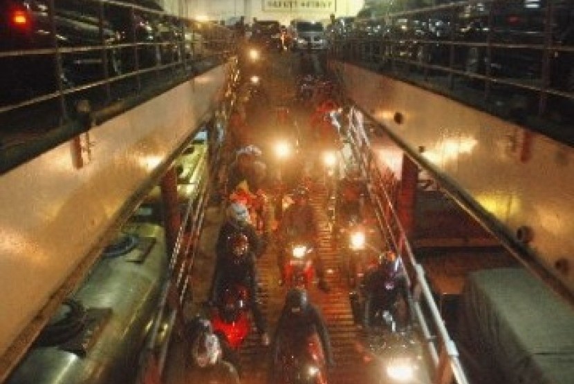 Sejumlah pengendara motor dan mobil memadati kapal Ferry tujuan pelabuhan Bakauheni, di Pelabuhan Merak, Banten, Minggu (21/8).