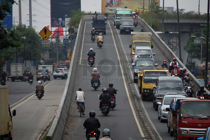  Sejumlah pengendara motor melintasi Jalan Layang Non Tol (JLNT) Pesing, Jakarta Barat, Jumat (7/3). (Republika/Raisan Al Farisi)