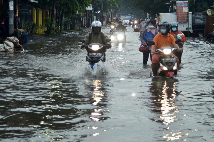 Sejumlah pengendara motor melintasi jalan yang terendam banjir, di Bekasi. Pemkot Bekasi menyebut sebagian besar sampah di Kali Bekasi berasal dari Bogor