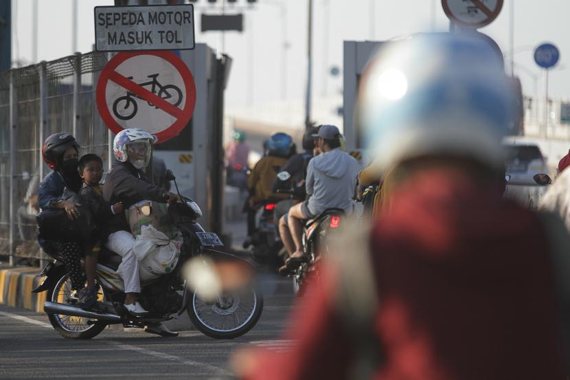 Sejumlah pengendara motor memasuki Jembatan Suramadu jelang Hari Raya Idul Adha di Surabaya, Jawa Timur, Sabtu (9/7/2022) (ilustrasi). Menjelang Hari Raya Idul Fitri 1444 H, para pemudik sangat diimbau untuk tidak menggunakan sepeda motor sebab dapat membahayakan keselamatan. 