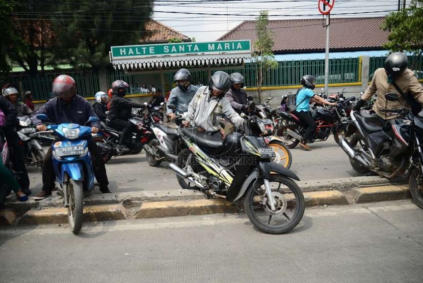 Sejumlah pengendara motor mengangkat motornya untuk berpindah jalur akibat macet di Jalan Jatinegara Barat, Jakarta Timur, Kamis (20/11).  (Republika/Raisan Al Farisi)