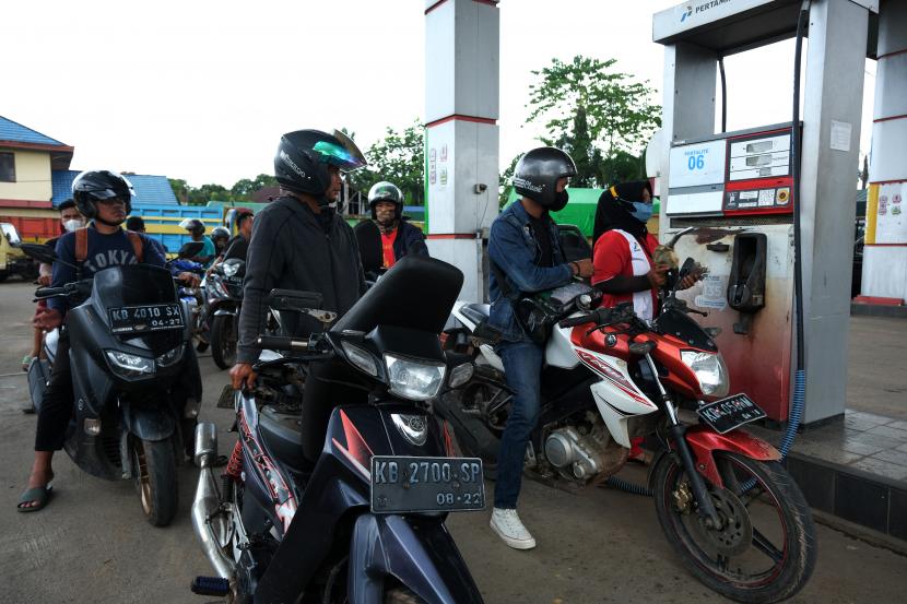 Sejumlah pengendara motor mengantri untuk melakukan pengisian Bahan Bakar Minyak (BBM) subsidi jenis Pertalite di SPBU. ilustrasi
