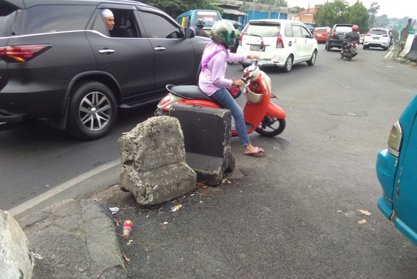 Sejumlah pengendara motor nekat melawan arus di Jalan Raya Lingkar Luar, Tanah Merdeka, Rambutan,  Jakarta Timur.
