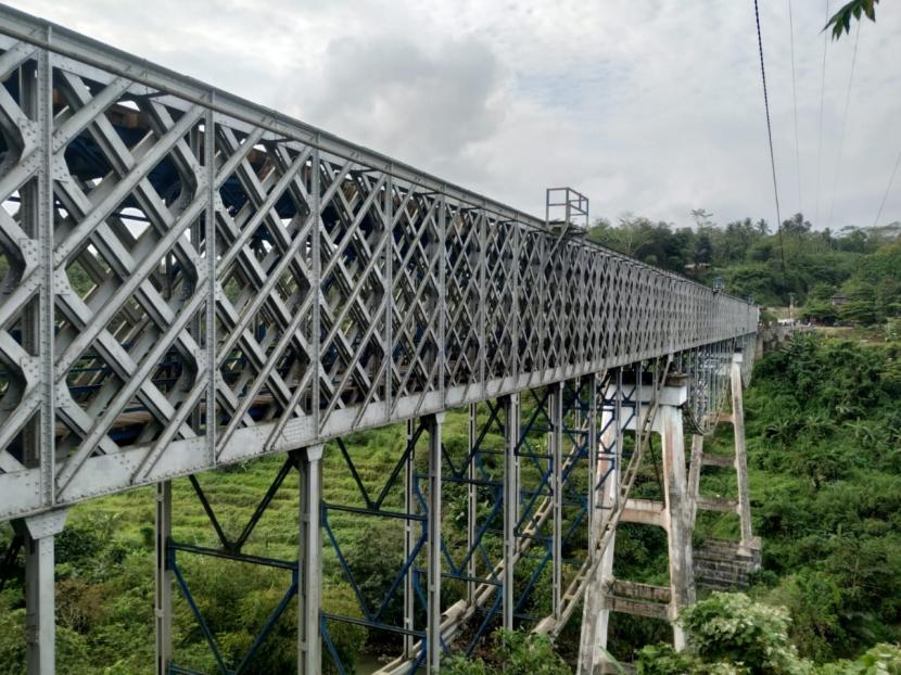 Sejumlah pengendara roda dua melintasi bagian bawah Jembatan Cirahong, yang menghubungkan Kabupaten Tasikmalaya dengan Kabupaten Ciamis, Senin (30/8)