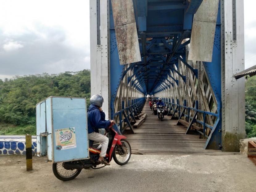 Sejumlah pengendara roda dua melintasi bagian bawah Jembatan Cirahong, yang menghubungkan Kabupaten Tasikmalaya dengan Kabupaten Ciamis, Senin (30/8).