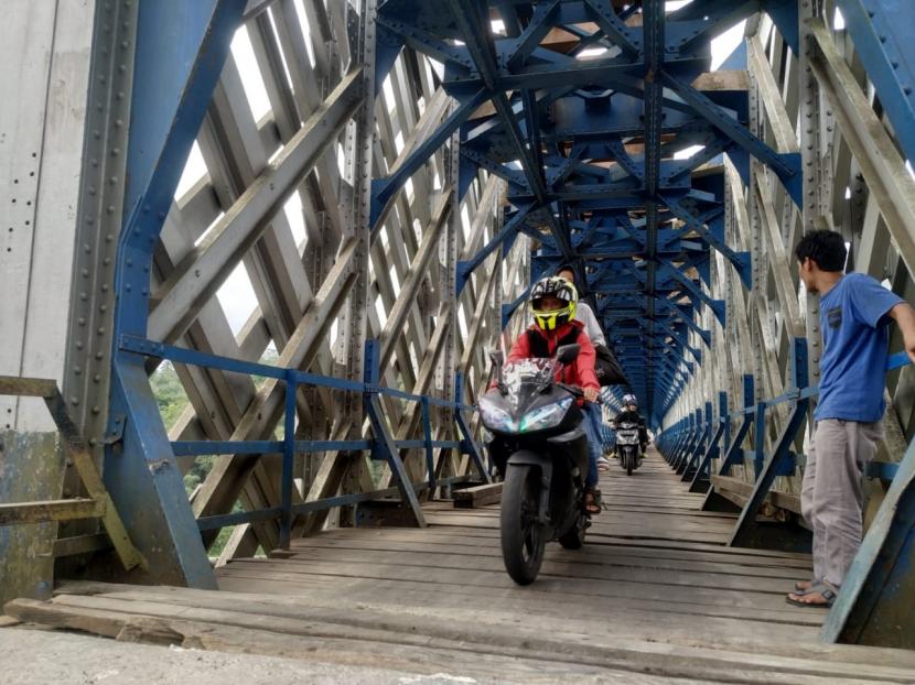 Sejumlah pengendara roda dua melintasi bagian bawah Jembatan Cirahong, yang menghubungkan Kabupaten Tasikmalaya dengan Kabupaten Ciamis, Senin (30/8).