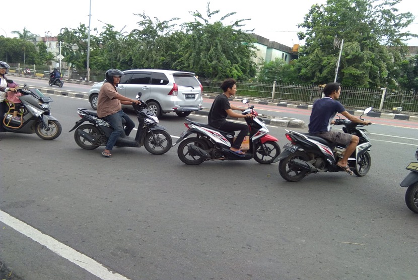 Sejumlah pengendara sepeda motor dari arah stasiun Klender Baru, Pondok Kopi, nekat melawan arah di jalan I Gusti Ngurah Rai.