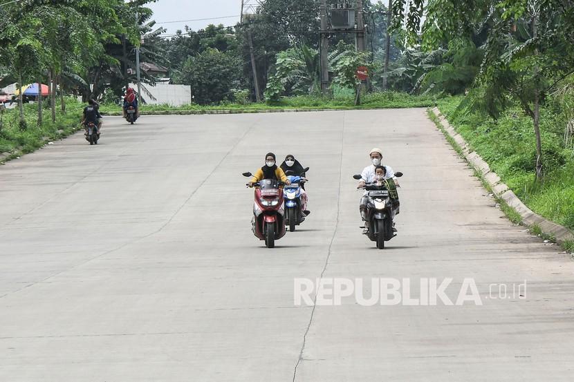 Sejumlah pengendara sepeda motor melintas di jalan perumahan vida Bekasi, Jawa Barat, Kamis (20/1/2022). Polda Metro Jaya akan menjadikan kawasan tersebut arena trek balap jalanan yang bertujuan untuk memfasilitasi olahraga otomotif.