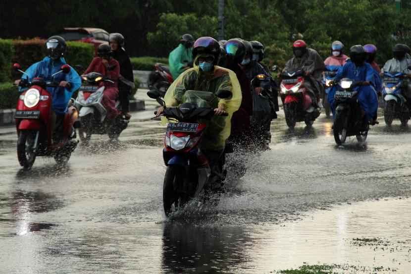 Sejumlah pengendara sepeda motor melintas saat hujan, ilustrasi. Badan Meteorologi, Klimatologi, dan Geofisika (BMKG) memperingatkan masyarakat untuk waspada akan potensi hujan lebat yang dapat disertai kilat dan angin kencang di sejumlah provinsi pada Senin (30/5/2022).