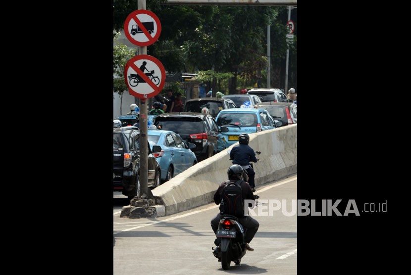 Pengendara sepeda motor melintasi Jalan Layang Non Tol (JLNT) Kampung Melayu-Tanah Abang di kawasan Casablanca, Jakarta (ilustrasi)