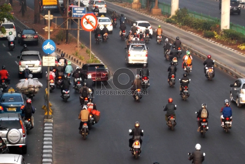Sejumlah pengendara sepeda motor memasuki jalur cepat di jalan Letjen Surapto Jakarta, Senin (2/10). 