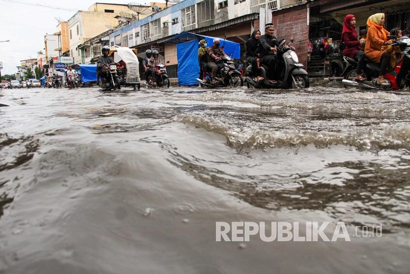 Sejumlah pengendara sepeda motor menerobos banjir pascahujan deras. (Ilustrasi)