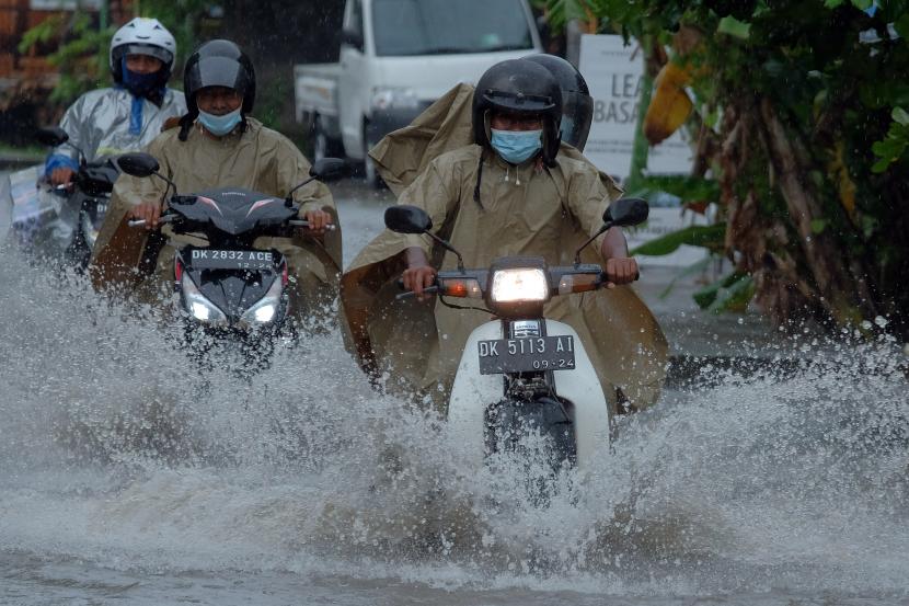 Sejumlah pengendara sepeda motor menerobos banjir yang menggenangi kawasan Jalan Gunung Salak, Denpasar, Bali, Senin (21/2/2022).(Ilustrasi)
