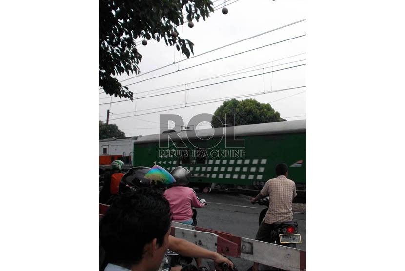 Sejumlah pengendara sepeda motor menerobos pintu palang perlintasan kereta api di Tanah Tinggi Jakarta, Rabu (9/12).