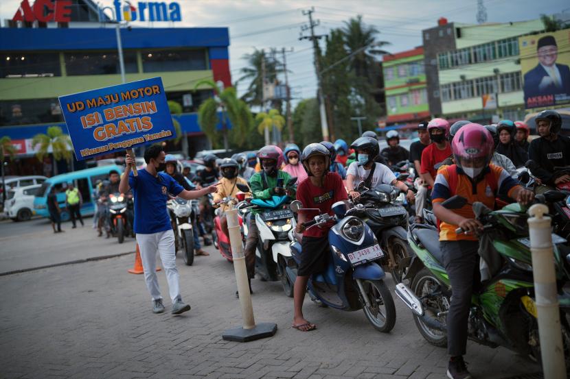 Sejumlah pengendara sepeda motor mengantre untuk mendapatkan BBM gratis jenis Pertalite di SPBU Rabam, Kendari, Sulawesi Tenggara. Pemerintah memangkas nilai subsidi dan kompensasi energi menjadi Rp 336,7 triliun pada 2023. Adapun anggaran ini lebih rendah dibandingkan nilai subsidi dan kompensasi pada 2022 sebesar Rp 502,4 triliun.