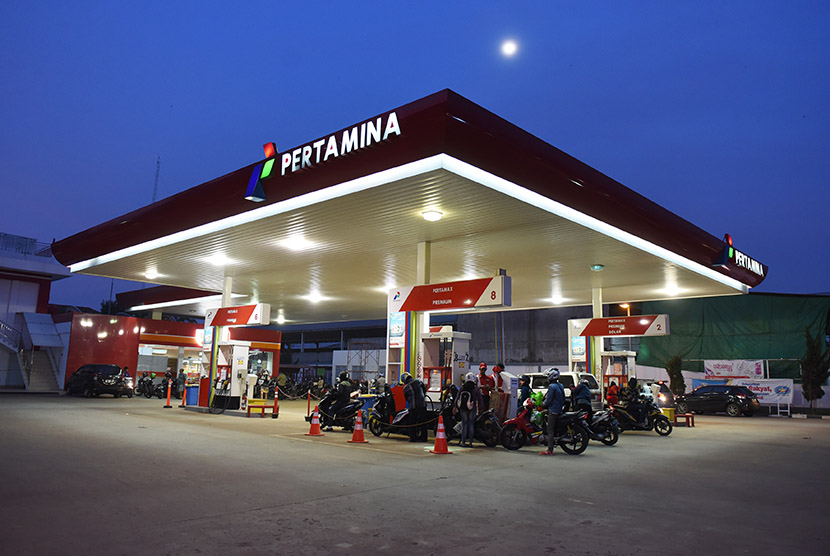 Sejumlah pengendara sepeda motor mengisi bahan bakar jenis Premium dengan cara self service di salah satu SPBU di Jakarta, Rabu (23/12). (Antara/Hafidz Mubarak A.)