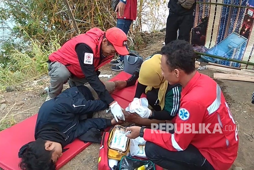 Sejumlah pengendara sepeda motor terjatuh dan mengalami perawatan medis oleh PMI Kabupaten Sukabumi di jalur Geopark Ciletuh-Palabuhanratu di Jalan Loji Kecamatan Simpenan Kabupaten Sukabumi Ahad (17/6).