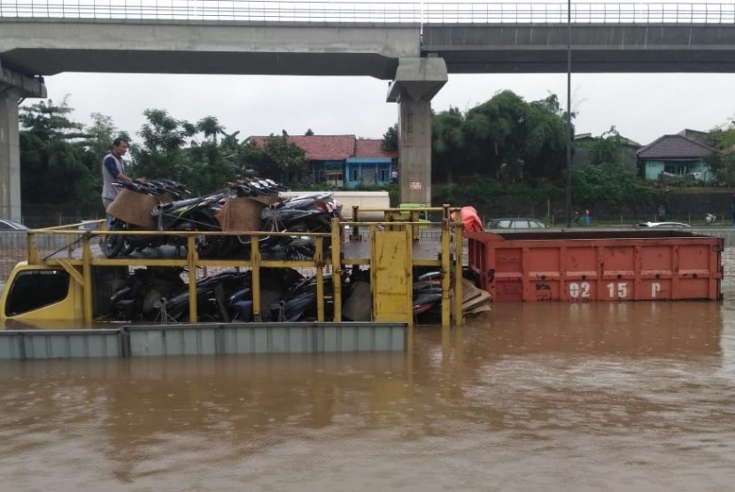 Sejumlah pengendara terjebak banjir di tol Cikampek KM 9 Bekasi, Jawa Barat, Selasa (25/2).
