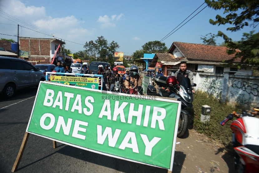   Sejumlah pengendara terjebak kemacetan di jalur Nagrek -Limbangan, Jawa Barat.