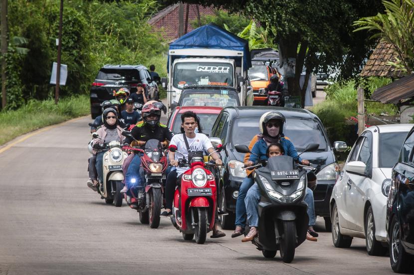 Sejumlah pengendara terjebak macet di Pandeglang, Banten (ilustrasi). 