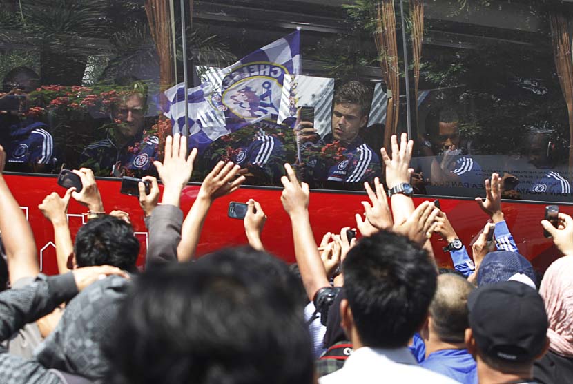  Sejumlah penggemar menyambut kedatangan tim sepakbola Chelsea FC di Bandara Halim Perdanakusuma, Jakarta, Selasa (23/7). 