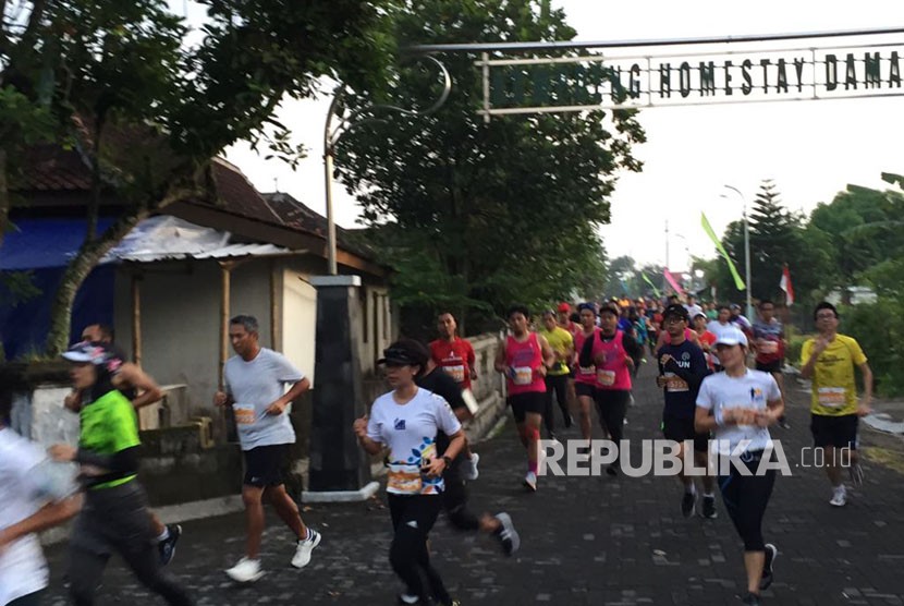 Sejumlah penggemar olahraga lari tengah mengikuti Mandiri Jogja Marathon 2018 yang digelar di kawasan Candi Prambanan, Sleman, DIY pada Ahad (15/4). Dalam kegiatan yang diikuti oleh sekitar 8 ribu peserta itu, 80 persen diantaranya merupakan peserta dari luar DIY.