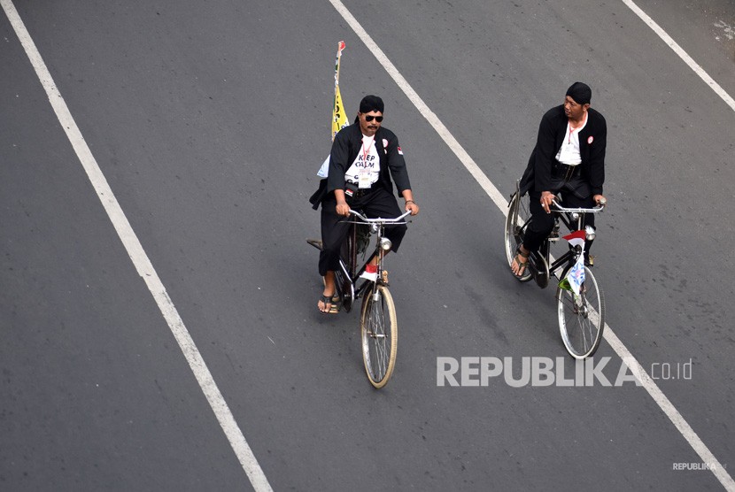 Sejumlah penggiat hobi sepeda ontel lawas melintas di Jalan Pandanaran dalam acara 