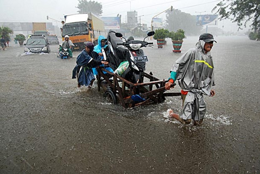 Sejumlah pengguna jalan terjebak banjir di Jalur Pantura Kudus-Pati, Jati, Kudus, Jateng, Selasa (21/1). Untuk kendaraan pribadi jalur Pantura Kudus-Pati dialihkan melalui Jepara dan Demak akibat jalan di sejumlah titik tergenang banjir setinggi 20-100 cm 