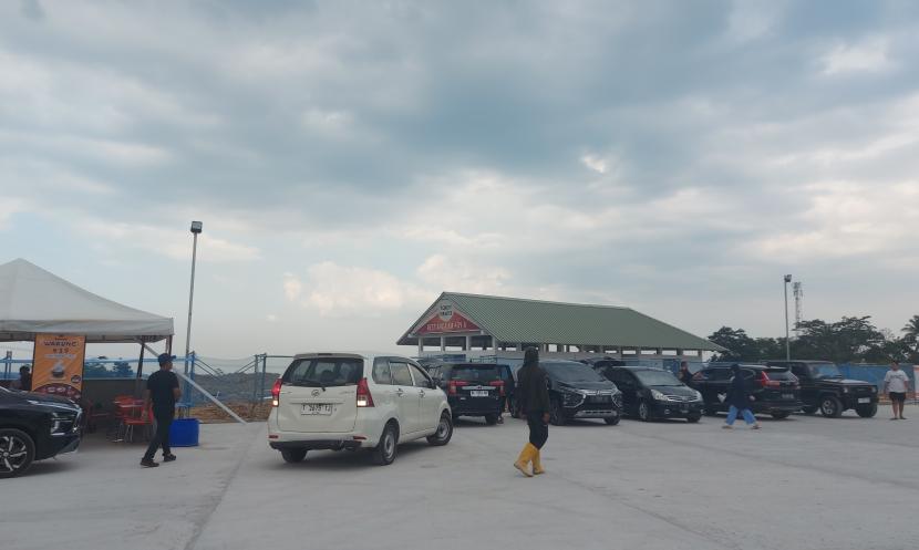  Sejumlah pengguna jalan tol Semarang-Solo memanfaatkan waktu istirahat di rest area fungsional KM 439 A, Lemahireng, Kecamatan Bawen, Kabupaten Semarang.