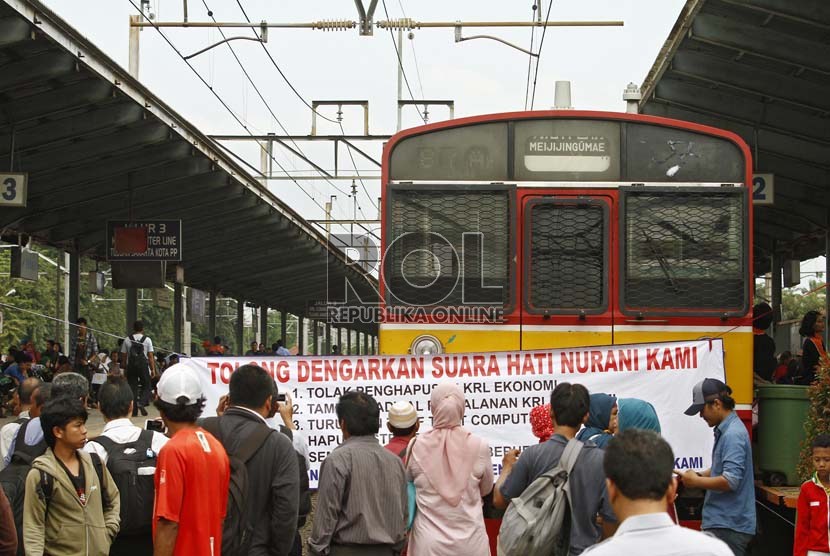  Sejumlah pengguna KRL Ekonomi melakukan aksi blokir di Stasiun Bekasi, Jawa Barat, Senin (25/3).   (Republika/Adhi Wicaksono)