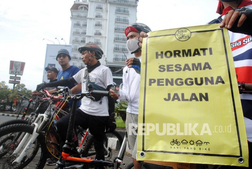 Komunitas Bike to Work (B2W). Bike to Work mengancam somasi Pemprov DKI Jakarta atas pembongkaran jalur pedestrian dan sepeda di Pasar Santa, Jakarta Selatan yang belakangan isunya viral di media sosial. (ilustrasi)