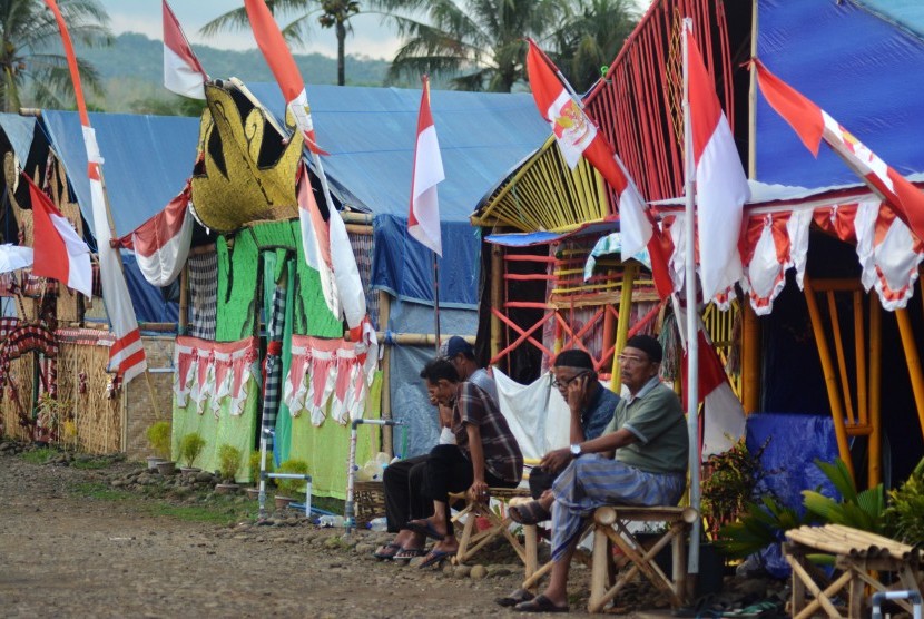 A number of Dimas Kanjeng followers were staying at tents at Padepokan Dimas Kanjeng in Desa Wangkal, Gading, Probolinggo, East Java, Monday (10/3). 