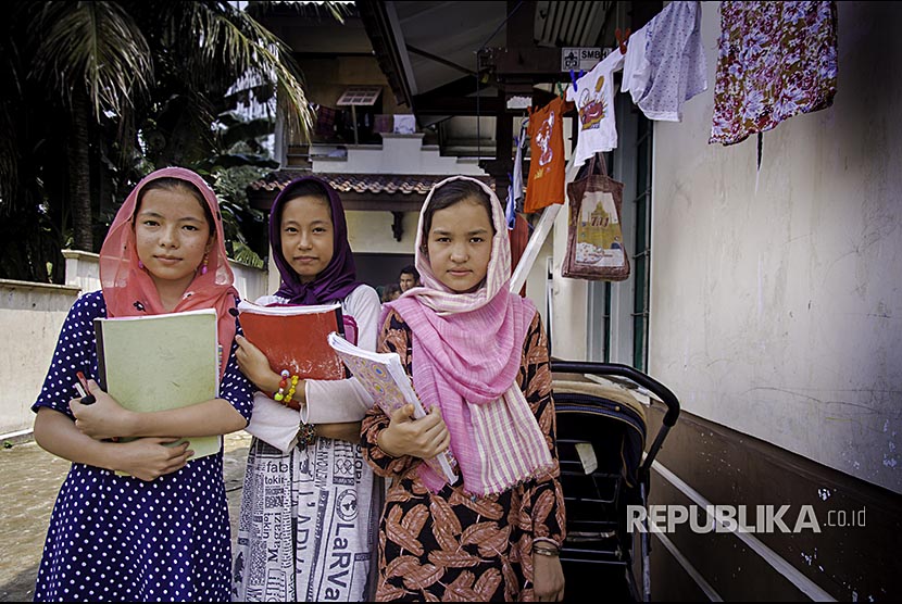 Sejumlah pengungsi anak dari Afghanistan berpose setelah belajar di rumah komunitas untuk pengungsi dan anak di Kota Pekanbaru.